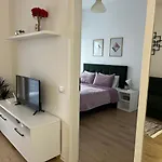 Comfy Nest Apartment- Free Parking *