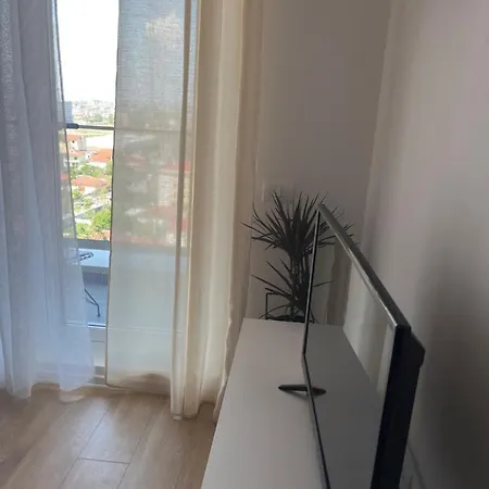 Comfy Nest Apartment- Free Parking Lägenhet